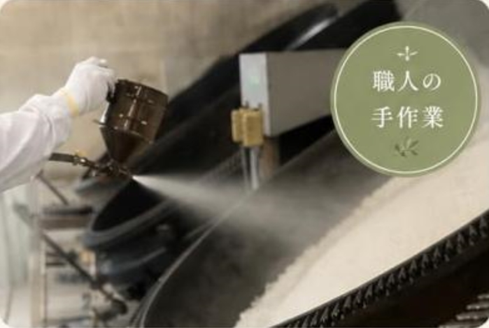 100度に熱した窯で少しずつ砂糖を吹きかけてつくる金平糖の製法